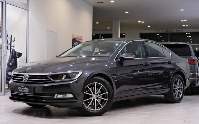 Volkswagen Passat cena 67800 przebieg: 240000, rok produkcji 2018 z Wołomin małe 704